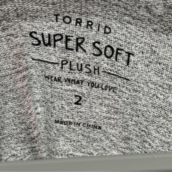 Torrid Heather Gray Super Soft Plush Lace Sleeve Raglan Sweatshirt Size 2 2XL - Picture 12 of 16
